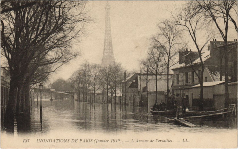 Carte postale ancienne Inondations de Paris (Janvier 1910). - L'Avenue de Versailles à Paris 16e