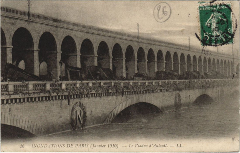 Carte postale ancienne Inondations de Paris - Le Viaduc d'Auteuil à Paris 16e