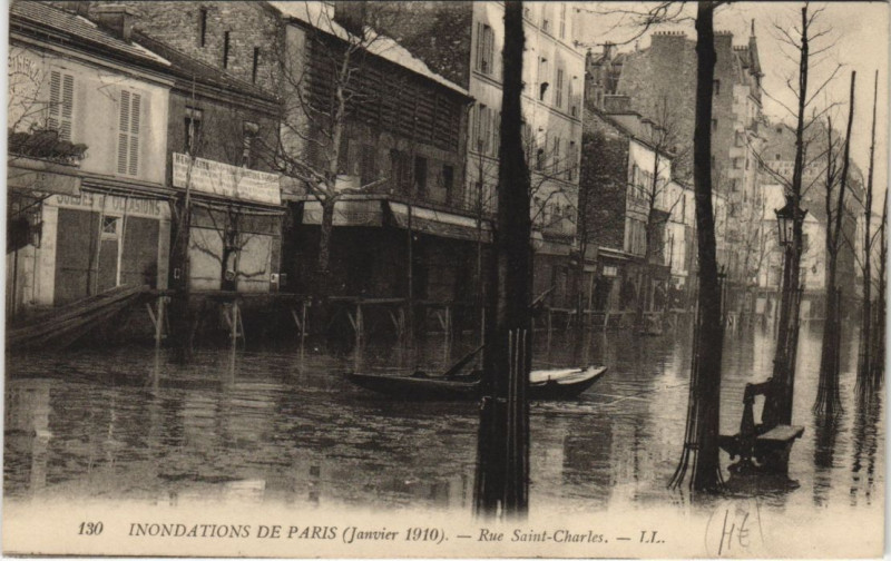 Carte postale ancienne Inondations de Paris (Janvier 1910) - Rue Saint-Charles à Paris 15e