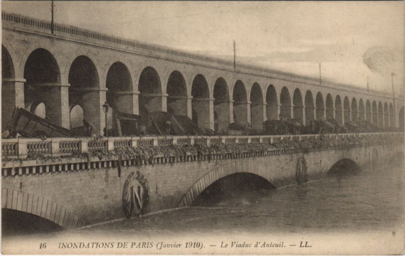 Carte postale ancienne Inondations de Paris - Le Viaduc d'Auteuil à Paris 16e