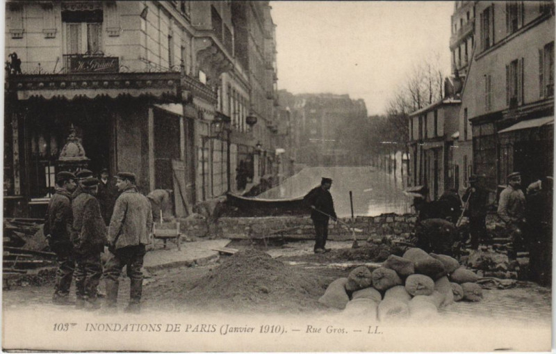 Carte postale ancienne Inondations de Paris - Rue Gros à Paris 16e