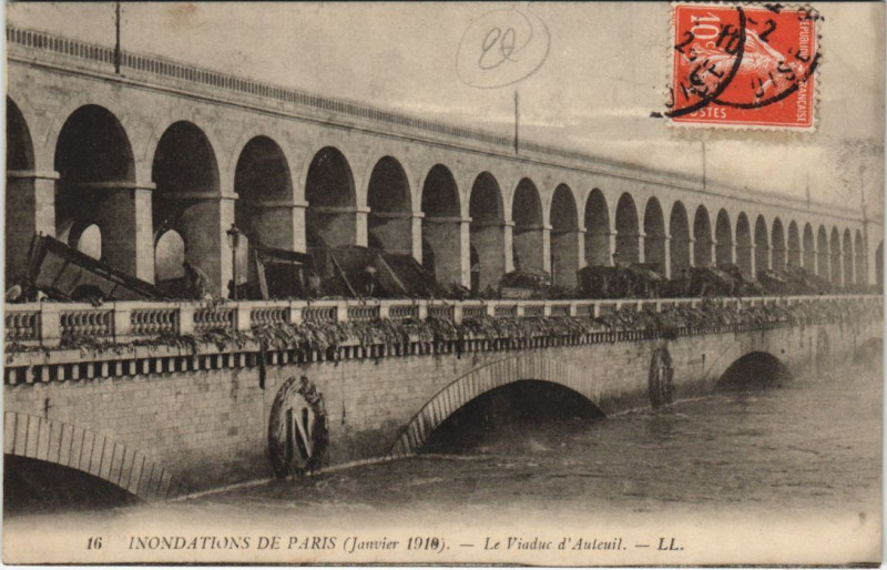 Carte postale ancienne Inondations de Paris - Le Viaduc d'Auteuil à Paris 16e