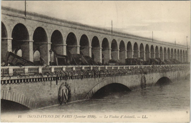 Carte postale ancienne Inondations de Paris - Le Viaduc d'Auteuil à Paris 16e
