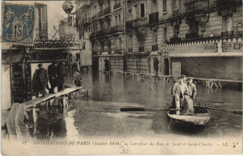 Carte postale ancienne Inondations de Paris Janvier 1910 - Carrefour des Rues de Javel et Saint-Charles à Paris 15e