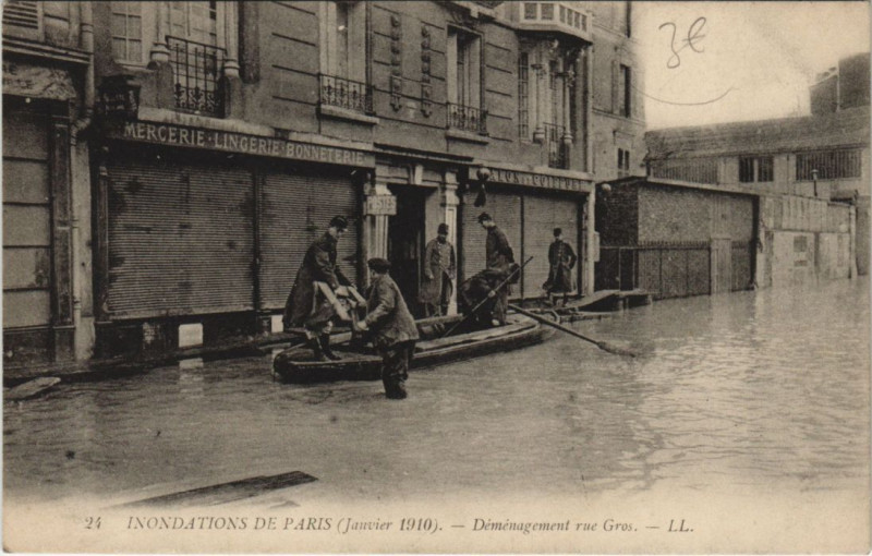 Carte postale ancienne Inondations de Paris (Janvier 1910). - Déménagement rue Gros à Paris 16e
