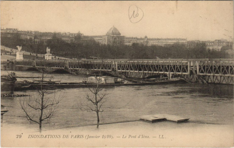 Carte postale ancienne Inondations de Paris (Janvier 1910) - Le Pont d'Iéna à Paris 7e