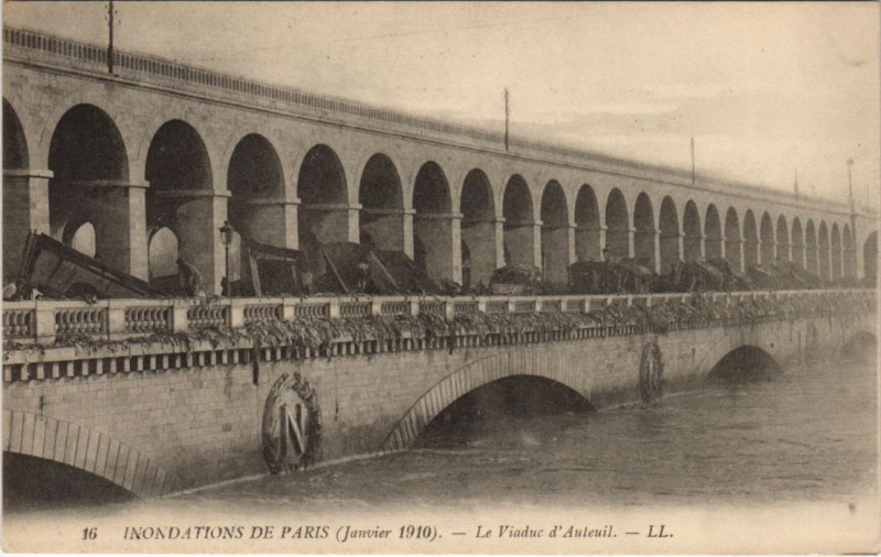 Carte postale ancienne Inondations de Paris - Le Viaduc d'Auteuil à Paris 16e