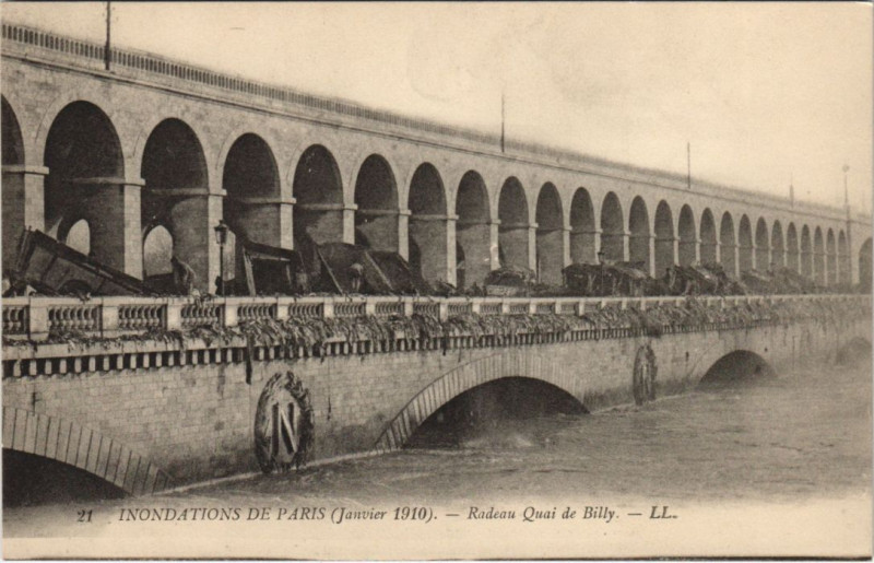 Carte postale ancienne Inondations de Paris - Radeau Quai de Billy à Paris 16e
