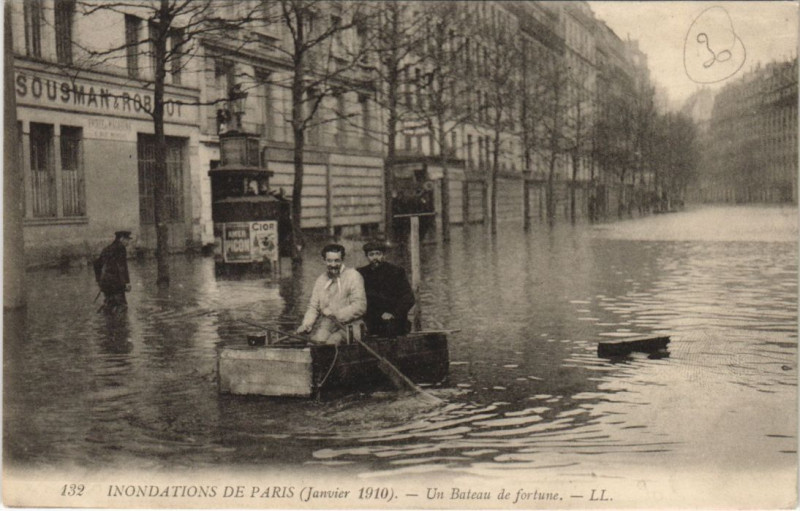 Carte postale ancienne Inondation 1900 Paris Bateau de fortune France à Paris