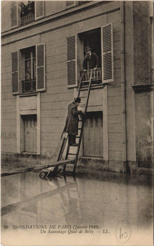 Carte postale ancienne Inondations de Paris (Janvier 1910) - Un Sauvetage Quai de Bill à Paris 16e
