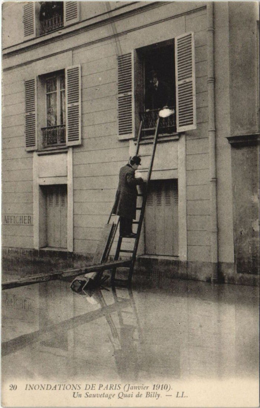 Carte postale ancienne Inondations de Paris (Janvier 1910) - Un Sauvetage Quai de Bill à Paris 16e