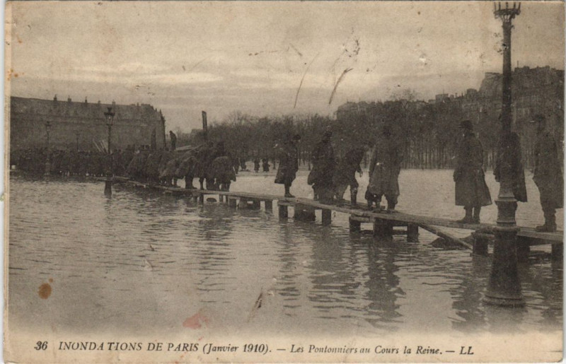Carte postale ancienne Inondation 1900 Paris Pontonniers au Cours la Reine France