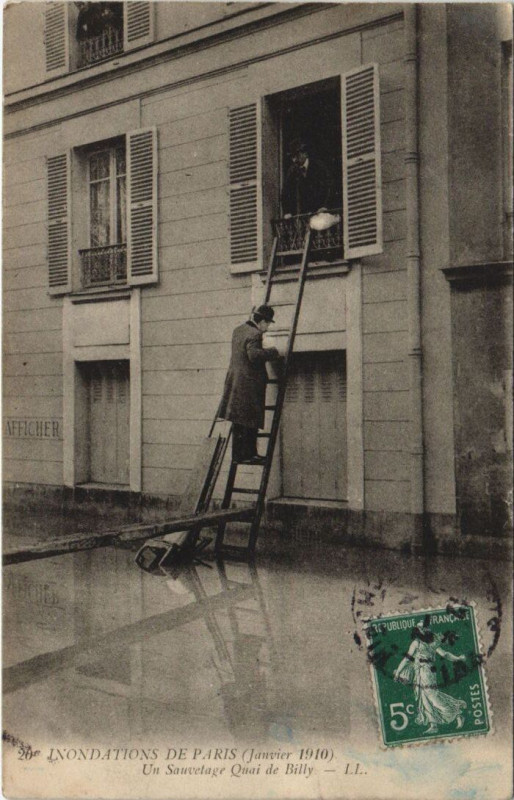 Carte postale ancienne Inondations de Paris (Janvier 1910) - Un Sauvetage Quai de Bill à Paris 16e