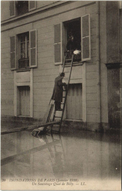 Carte postale ancienne Inondations de Paris (Janvier 1910) - Un Sauvetage Quai de Bill à Paris 16e