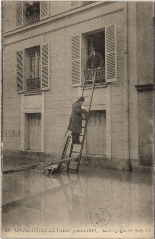 Carte postale ancienne Inondations de Paris (Janvier 1910) - Un Sauvetage Quai de Bill à Paris 16e