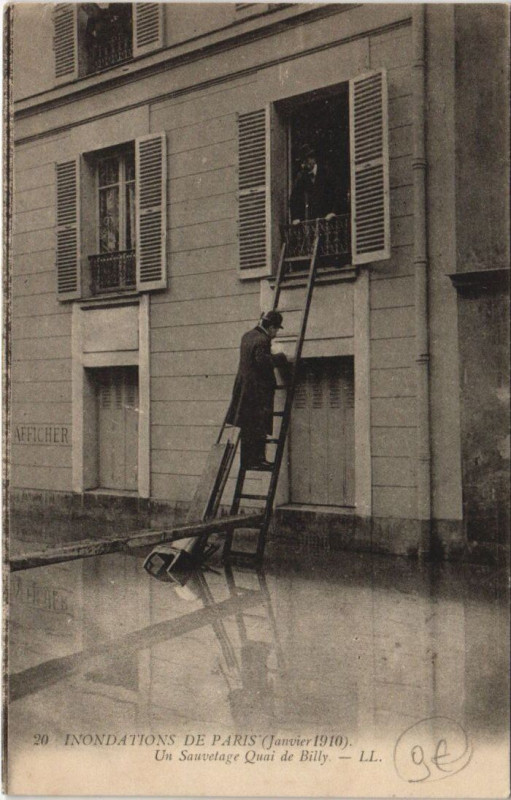 Carte postale ancienne Inondations de Paris (Janvier 1910) - Un Sauvetage Quai de Bill à Paris 16e
