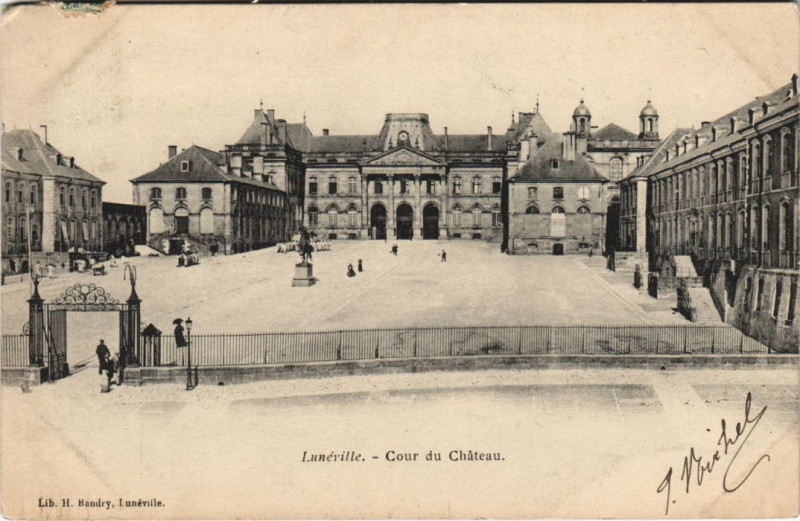 Carte postale ancienne Luneville Cour du Chateau