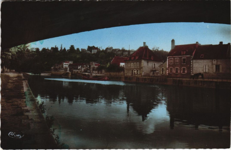 Carte postale ancienne Clamecy Quai du Perthuis