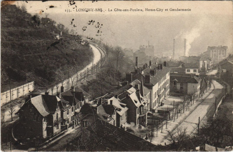 Carte postale ancienne Longwy Cote-aux-poulets Home-City et Gendarmerie à Longwy