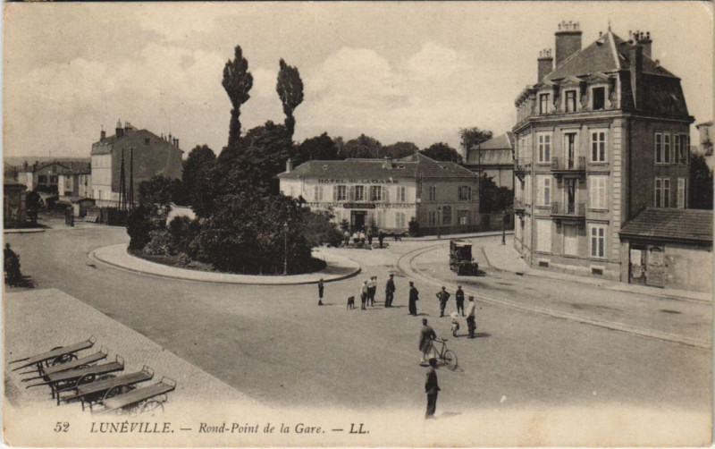 Carte postale ancienne Luneville Rond-Point de la gare