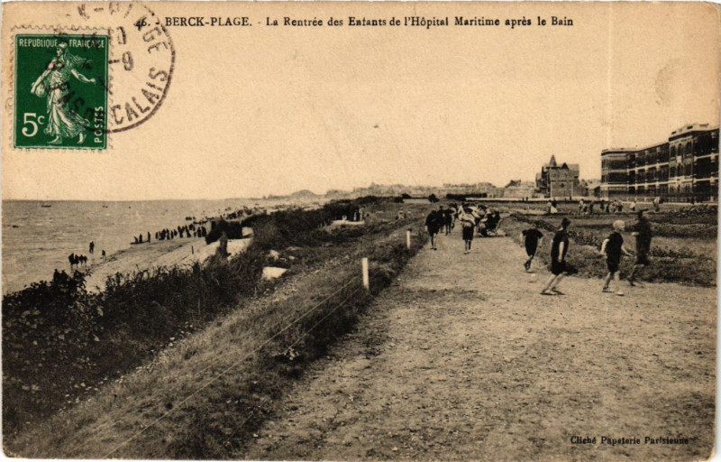 Carte postale ancienne Berck Plage La Rentree des Enfants de l'Hopital Maritime à Berck