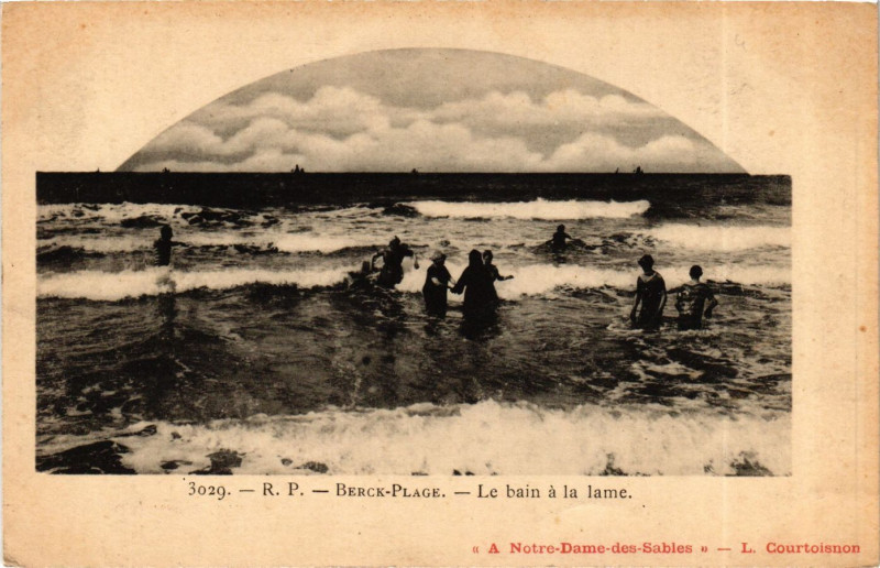Carte postale ancienne Berck Plage Le bain a la lame à Berck