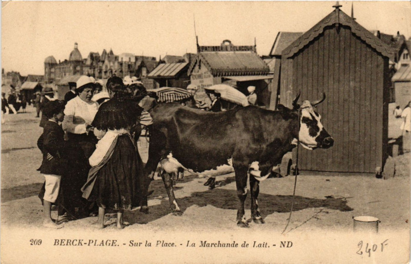 Carte postale ancienne Berck Plage sur la place, La Marchande de Lait à Berck