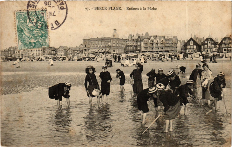 Carte postale ancienne Berck Plage Enfants a la Peche à Berck