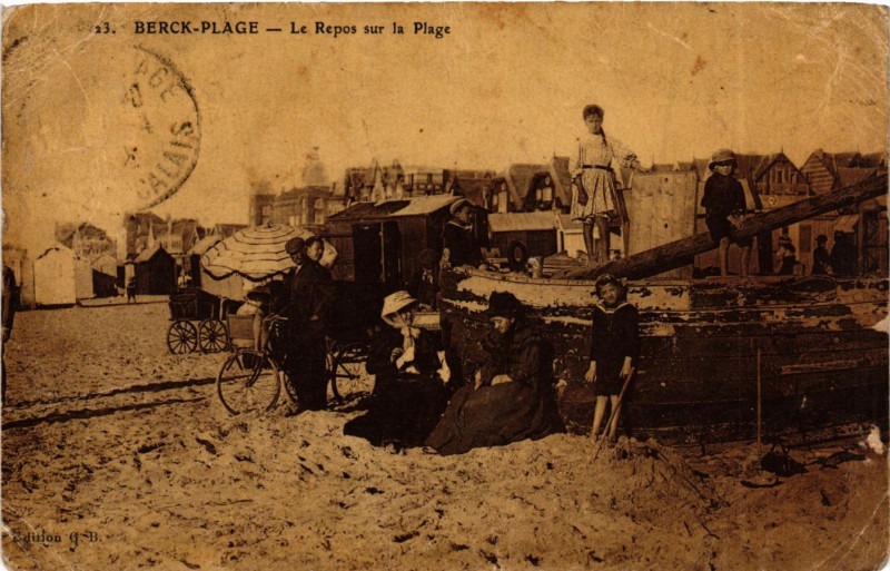 Carte postale ancienne Berck Plage Le Repos sur la Plage à Berck