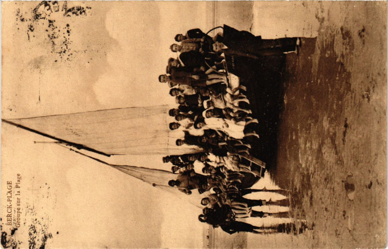 Carte postale ancienne Berck Plage Groupe sur la Plage à Berck