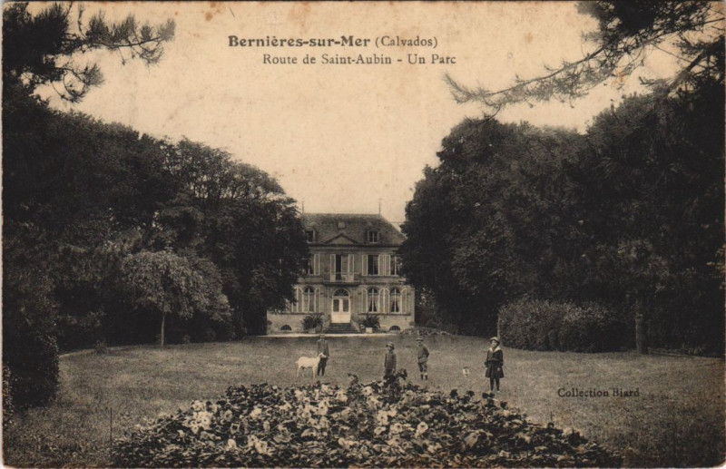 Carte postale ancienne Bernieres-sur-Mer Route de Saint-Aubin - Un Parc