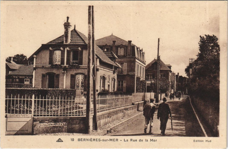 Carte postale ancienne Bernieres-sur-Mer La Rue de la Mer