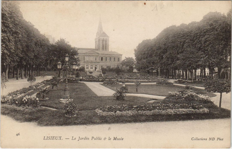 Carte postale ancienne Lisieux Le Jardin Public et le Musee à Lisieux