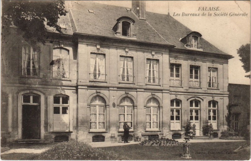Carte postale ancienne Falaise Les Bureaux de la Societe Generale à Falaise