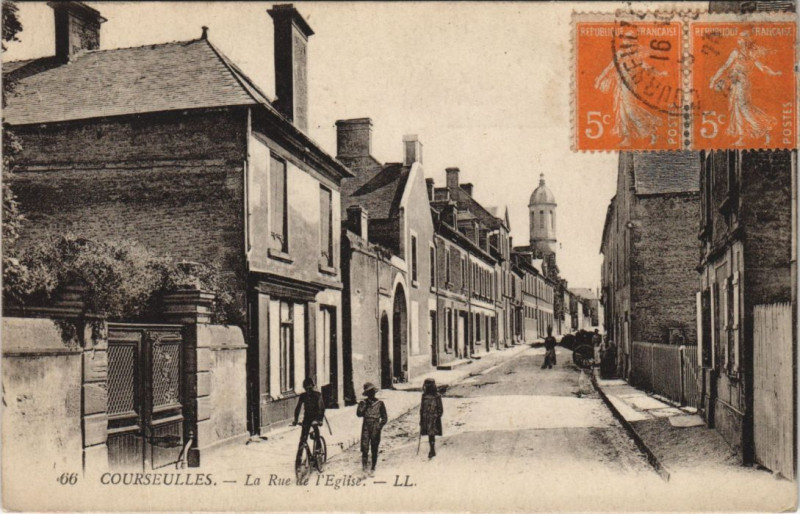Carte postale ancienne Courseulles-sur-Mer La Rue de l'Eglise à Courseulles-sur-Mer