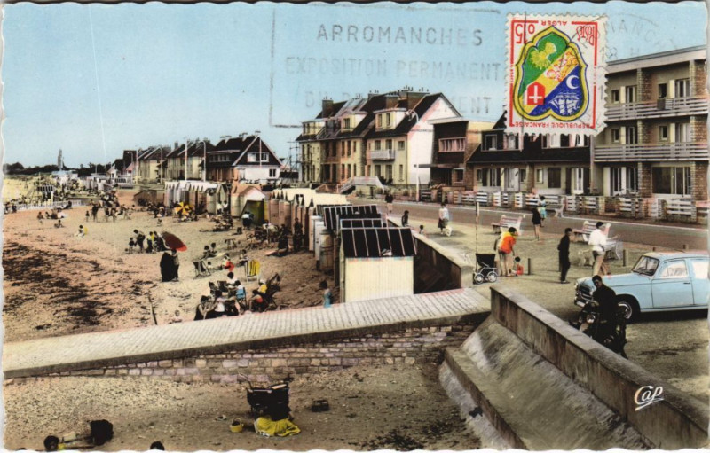 Carte postale ancienne Courseulles-sur-Mer La Plage et les Nouvellles Constructions à Courseulles-sur-Mer
