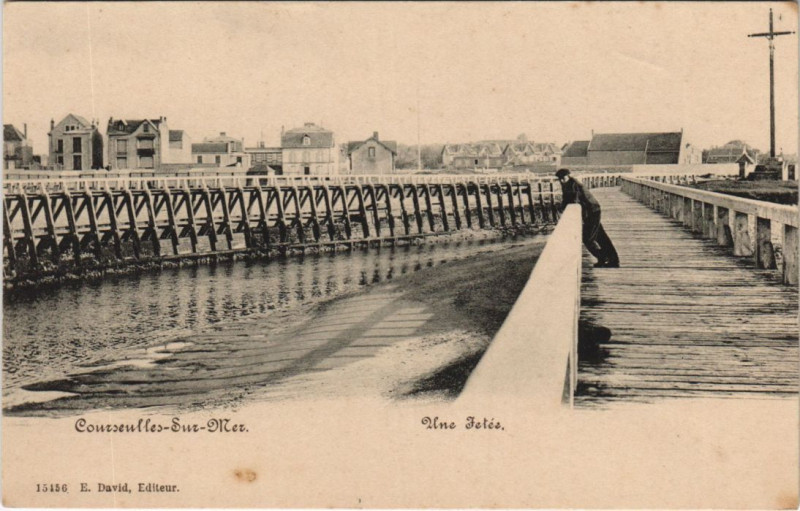 Carte postale ancienne Courseulles-sur-Mer Une Jetee à Courseulles-sur-Mer