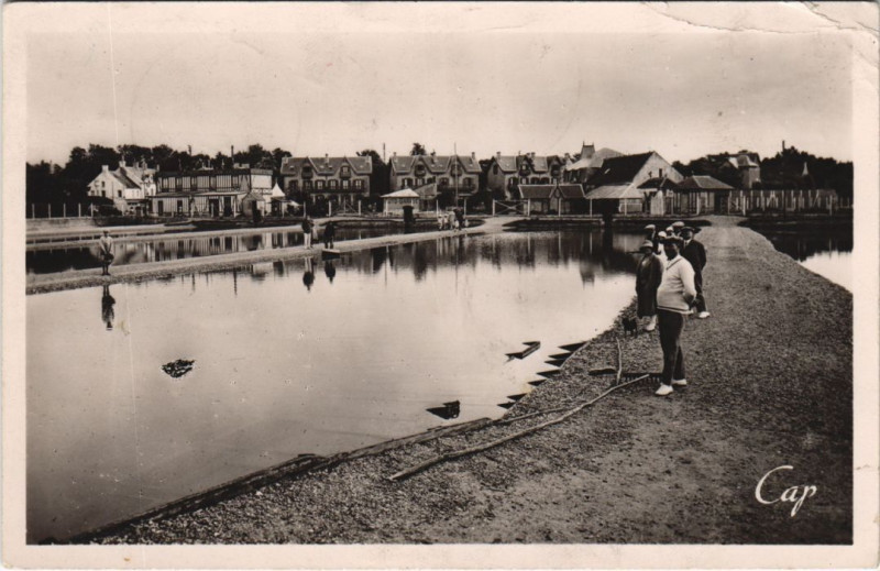 Carte postale ancienne Courseulles-sur-Mer Parc a Huitres à Courseulles-sur-Mer