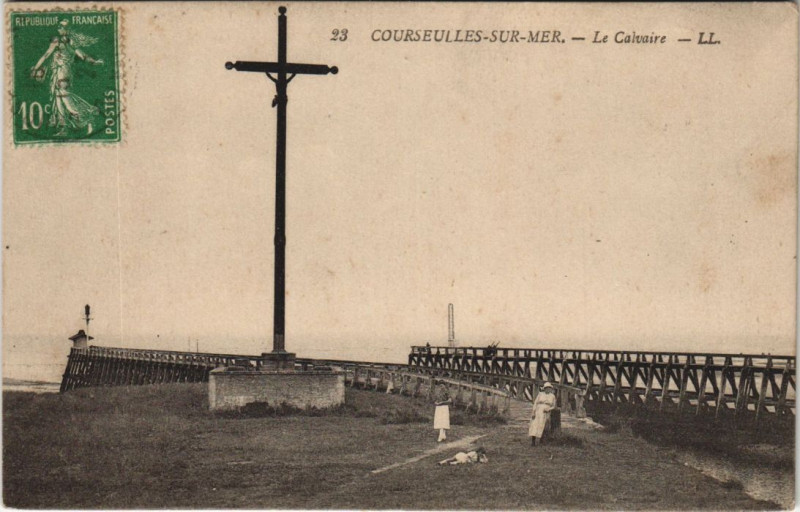 Carte postale ancienne Courseulles-sur-Mer Le Calvaire à Courseulles-sur-Mer