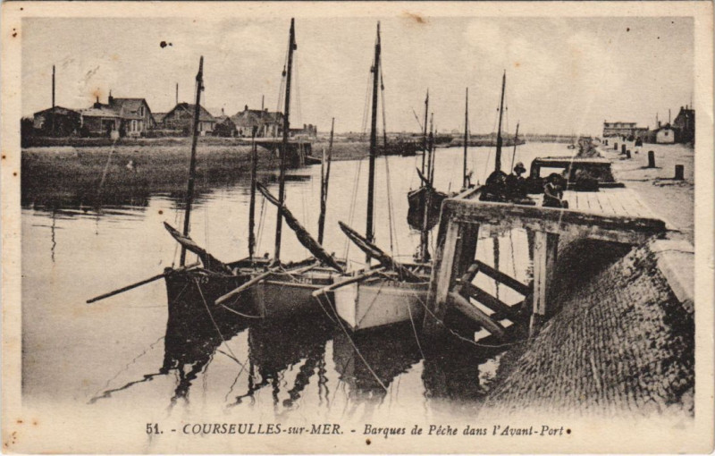 Carte postale ancienne Courseulles-sur-Mer Barques de Peche dans l'Avant-Port à Courseulles-sur-Mer