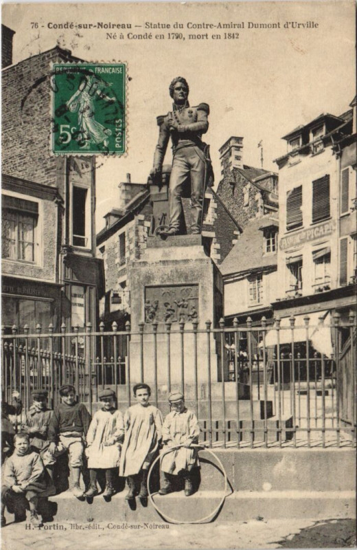 Carte postale ancienne Conde-sur-Noireau Statue du Contre-Amiral Dumont d'Urville à Urville