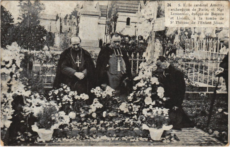Carte postale ancienne Priests Visiting a Grave