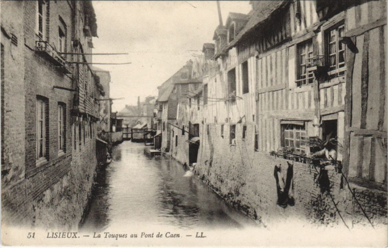 Carte postale ancienne Lisieux La Touques au Pont de Caen à Caen