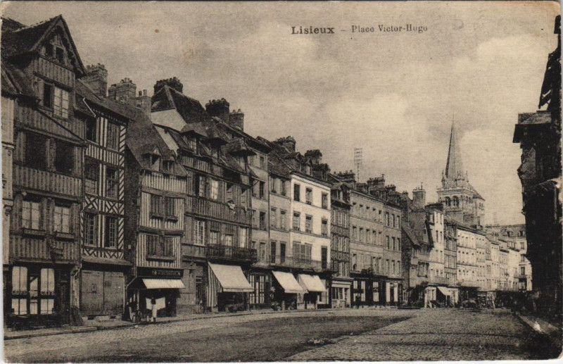 Carte postale ancienne Lisieux Place Victor-Hugo à Lisieux