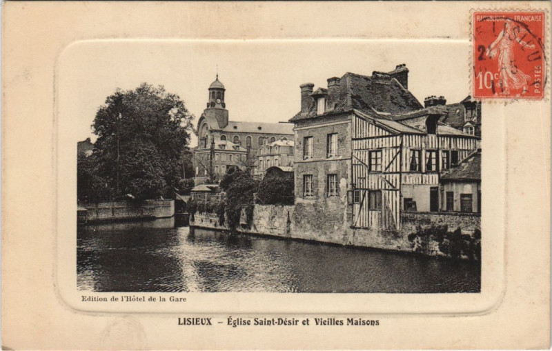 Carte postale ancienne Lisieux Eglise Saint-Desir et Vieilles Maisons à Lisieux