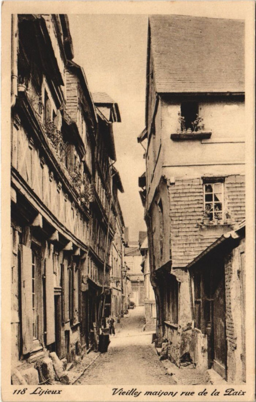 Carte postale ancienne Lisieux Vieilles Maisons - Rue de la Paris à Lisieux