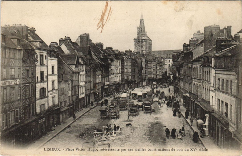 Carte postale ancienne Lisieux Place Victor-Hugo à Lisieux