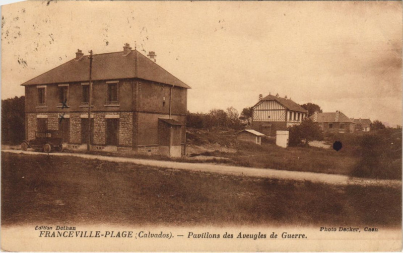 Carte postale ancienne Merville-Franceville-Plage Pavillons des Aveugles de Guerre à Merville-Franceville-Plage