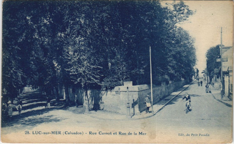 Carte postale ancienne Luc-sur-Mer Rue Carnot et Rue de la Mer à Luc-sur-Mer