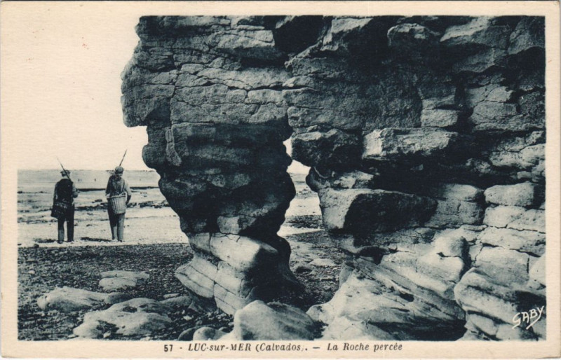 Carte postale ancienne Luc-sur-Mer La Roche Percee à Luc-sur-Mer